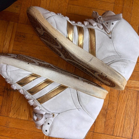 Adidas high top with gold accents - some scruffs but they are able to wash off - Picture 5 of 7